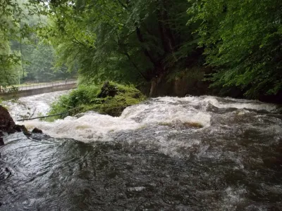 L'entrée de la Cascade de Blangy, on passe à droite de l'îlot central mais il ne faut pas rater l'étroiture sous peine de prendre la passe tout à droite X qui tombe directement sur la pavasse.